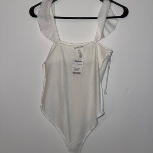 BODYSUIT. White bodysuit with ruffle straps